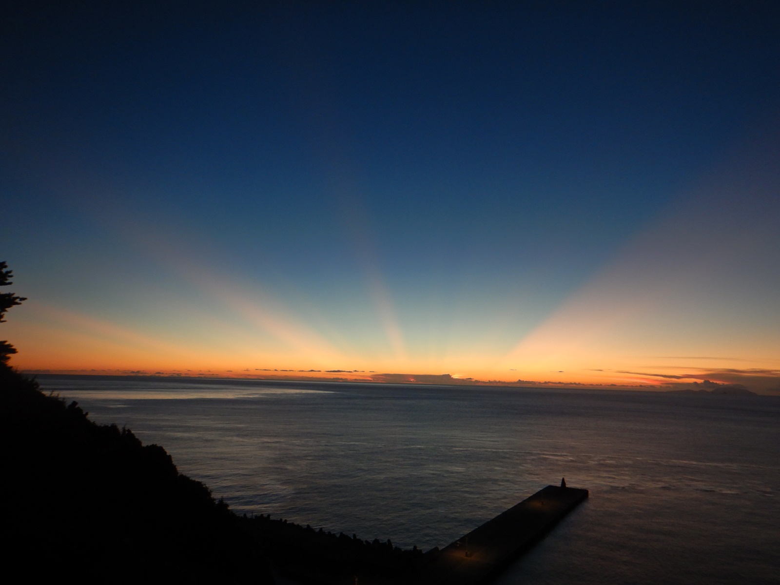 御蔵島バンガローからの夕日
