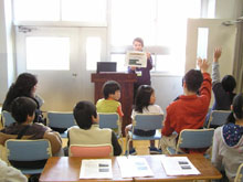 御蔵島の生態系を子どもたちにレクチャー